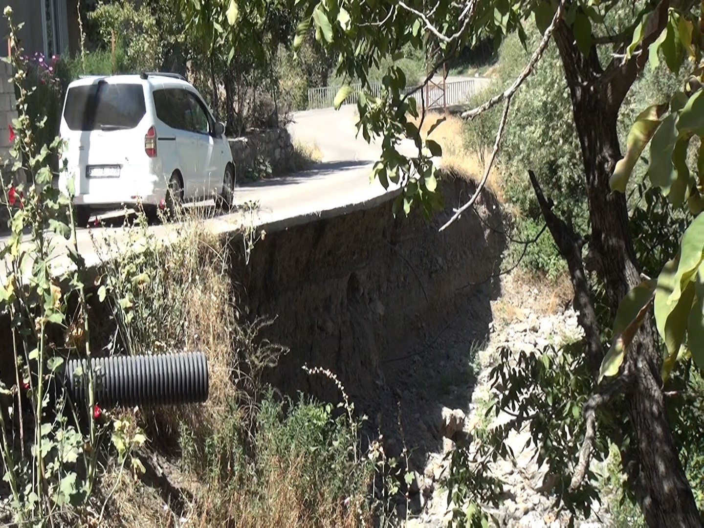 Şırnak'ta Akarsu Toprağı Aşındırdı, Köy Yolu Havada Kaldı