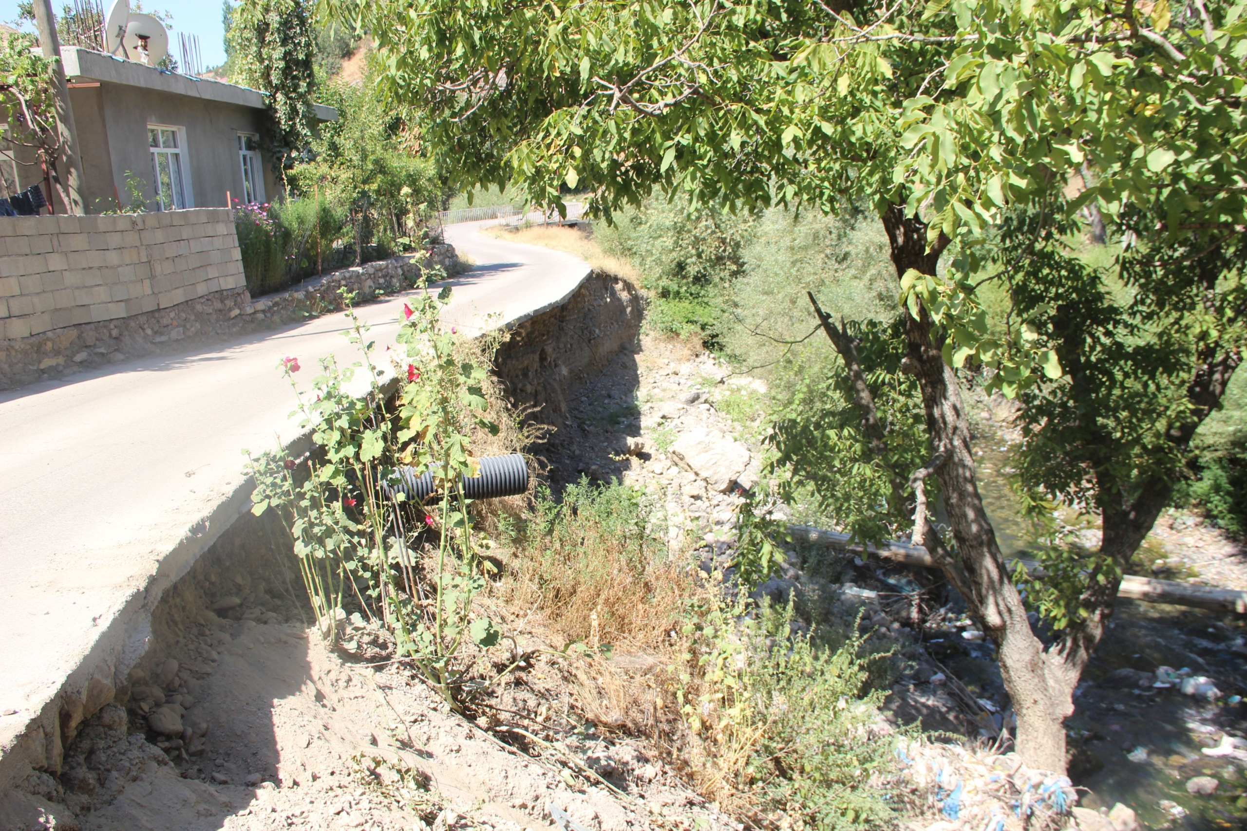 Şırnak'ta Akarsu Toprağı Aşındırdı, Köy Yolu Havada Kaldı