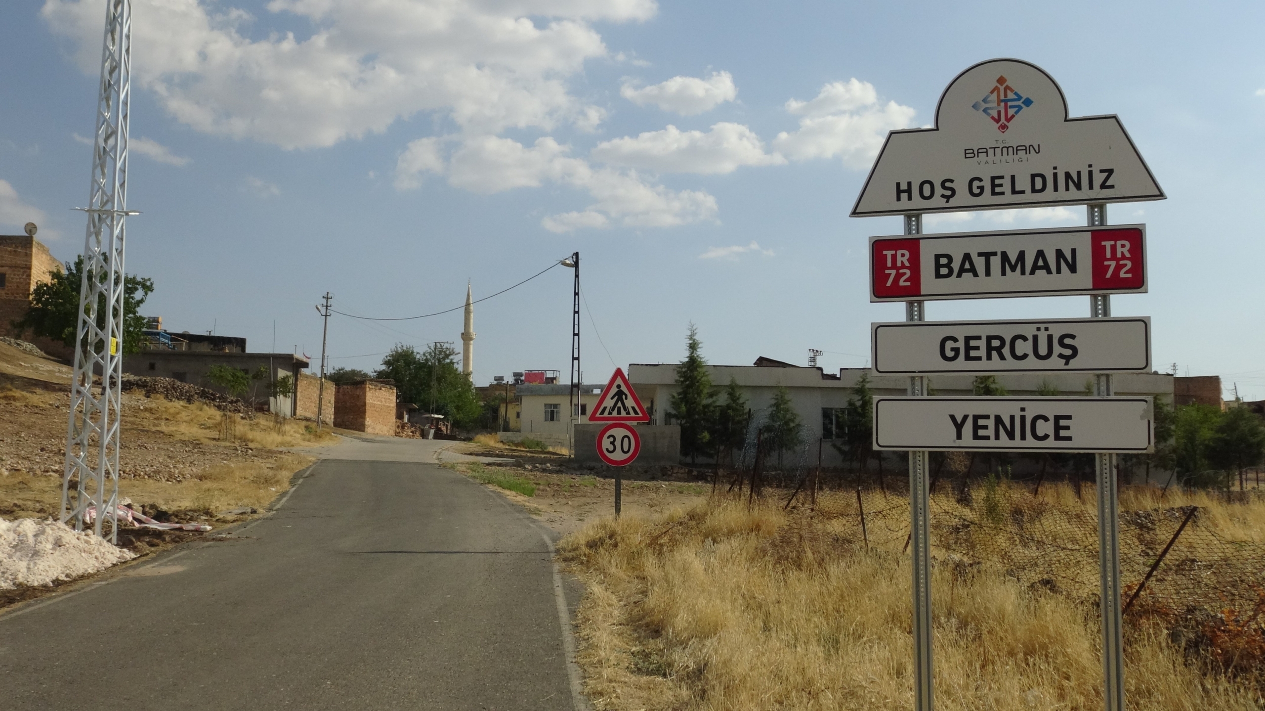 Fedakar Öğretmen Öğrencileri İçin Okulu Boyayarak Duvarı Süsledi