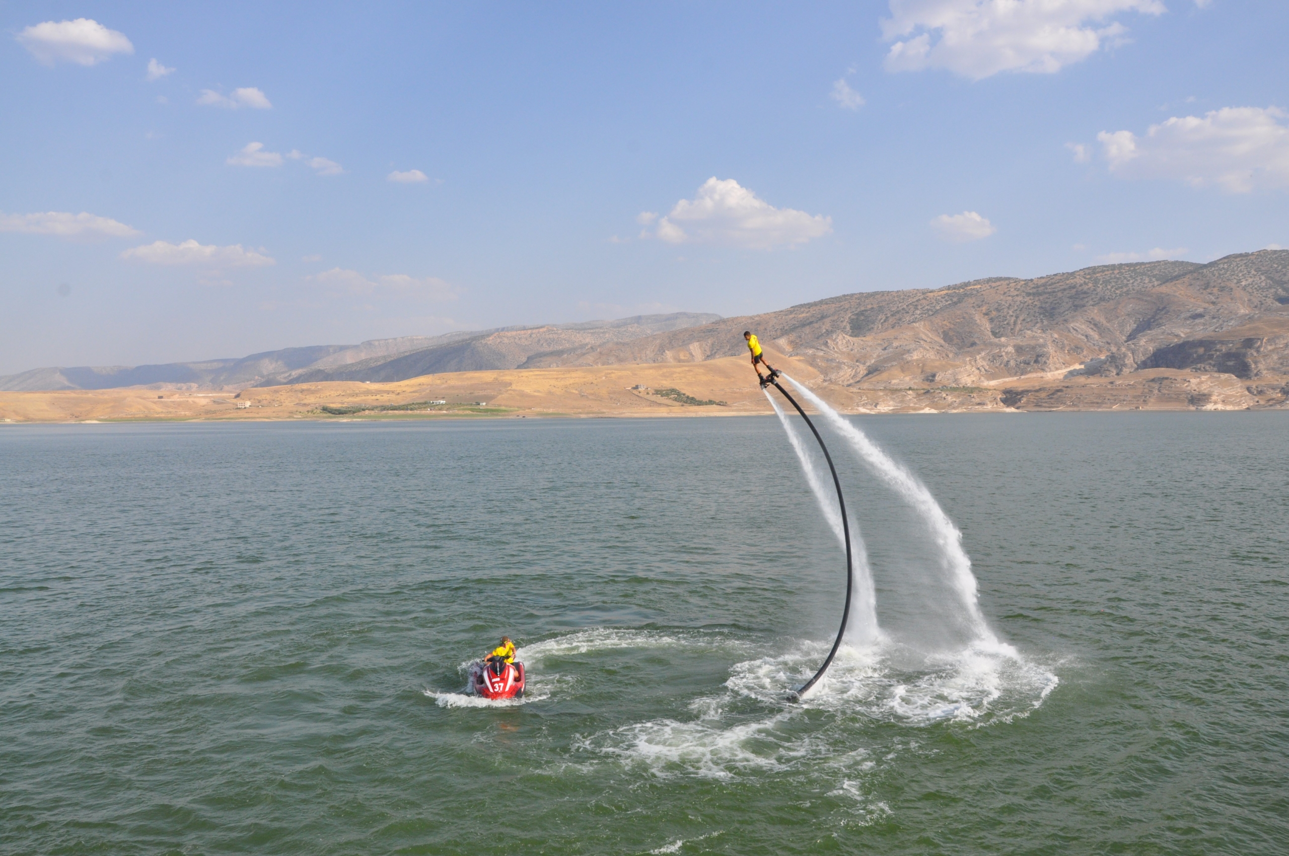 Denizi Olmayan Batman'da Flyboard Gösterisi Yoğun İlgi Gördü