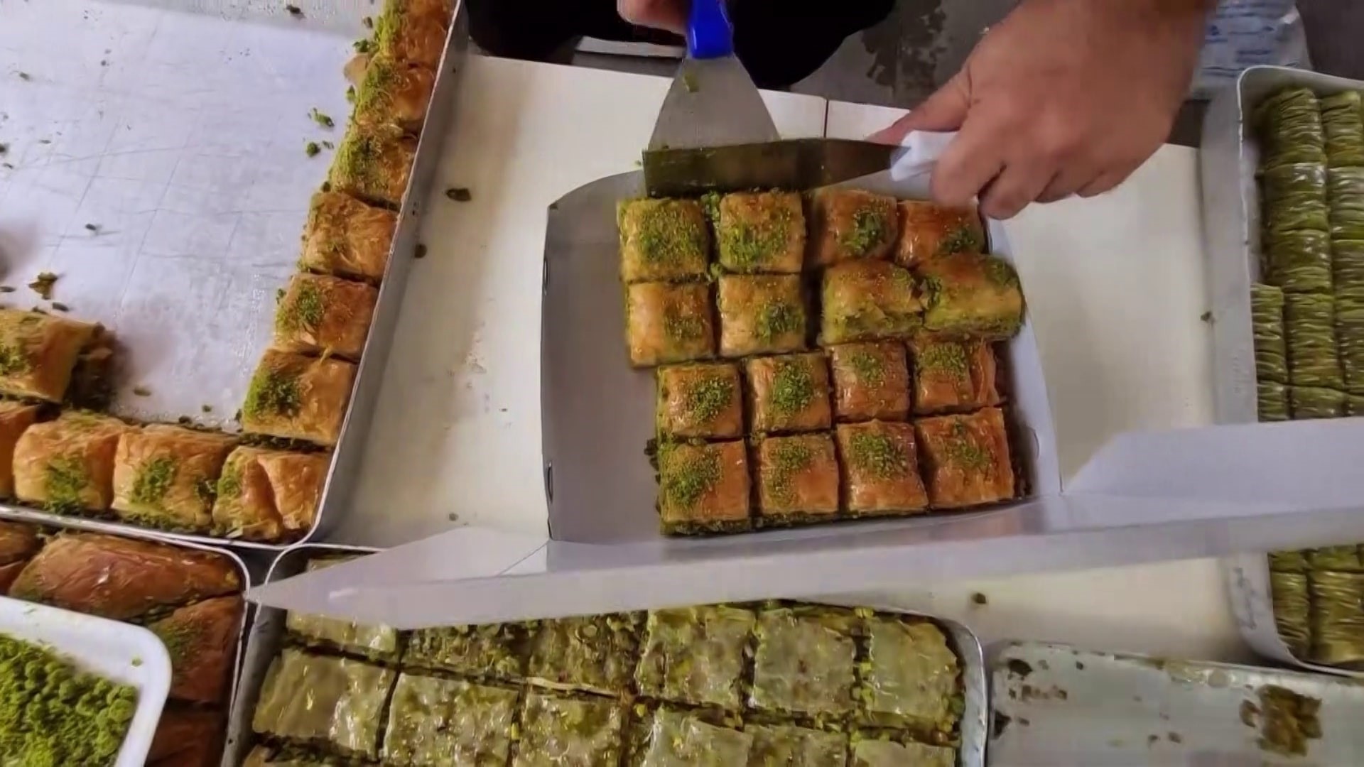 En Hızlı Baklava Yeme Yarışmasında Birinci Oldu: Bir Tepsi Baklavayı Kaptı