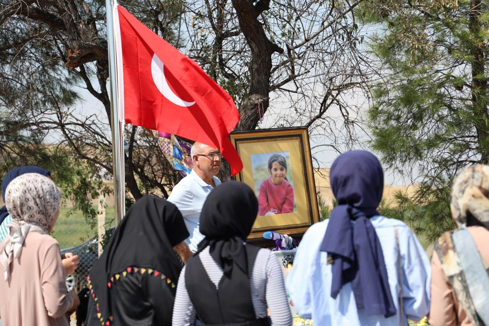 Türkiye'nin Dört Bir Yanından Gelenler Narin'in Mezarını Ziyaret Ediyor