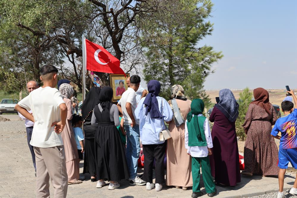 Türkiye'nin Dört Bir Yanından Gelenler Narin'in Mezarını Ziyaret Ediyor