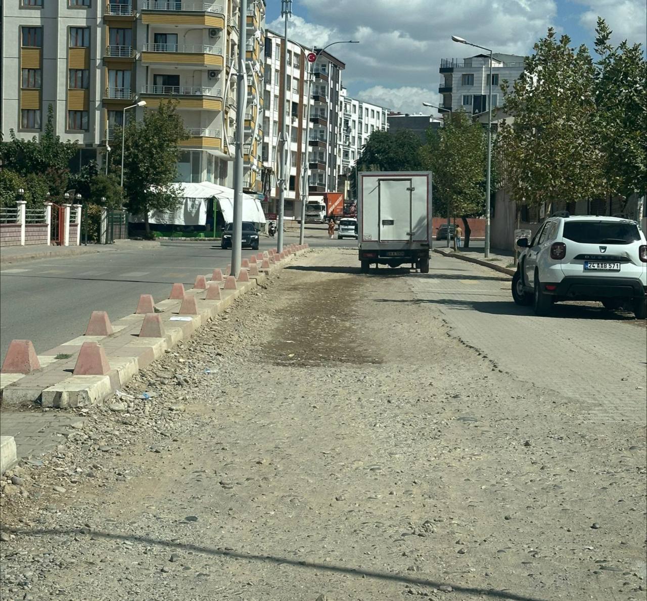 Siirt’te Bozuk Yola İlginç Protesto! Vatandaşlar Belediye İçin Parke Taşı Topladı