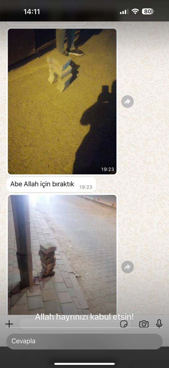 Siirt’te Bozuk Yola İlginç Protesto! Vatandaşlar Belediye İçin Parke Taşı Topladı