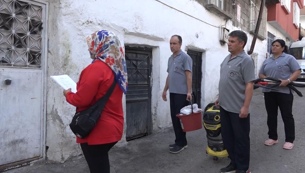 Evlerini Temizledikleri Yaşlılara Moral Verip Dualarını Alıyorlar