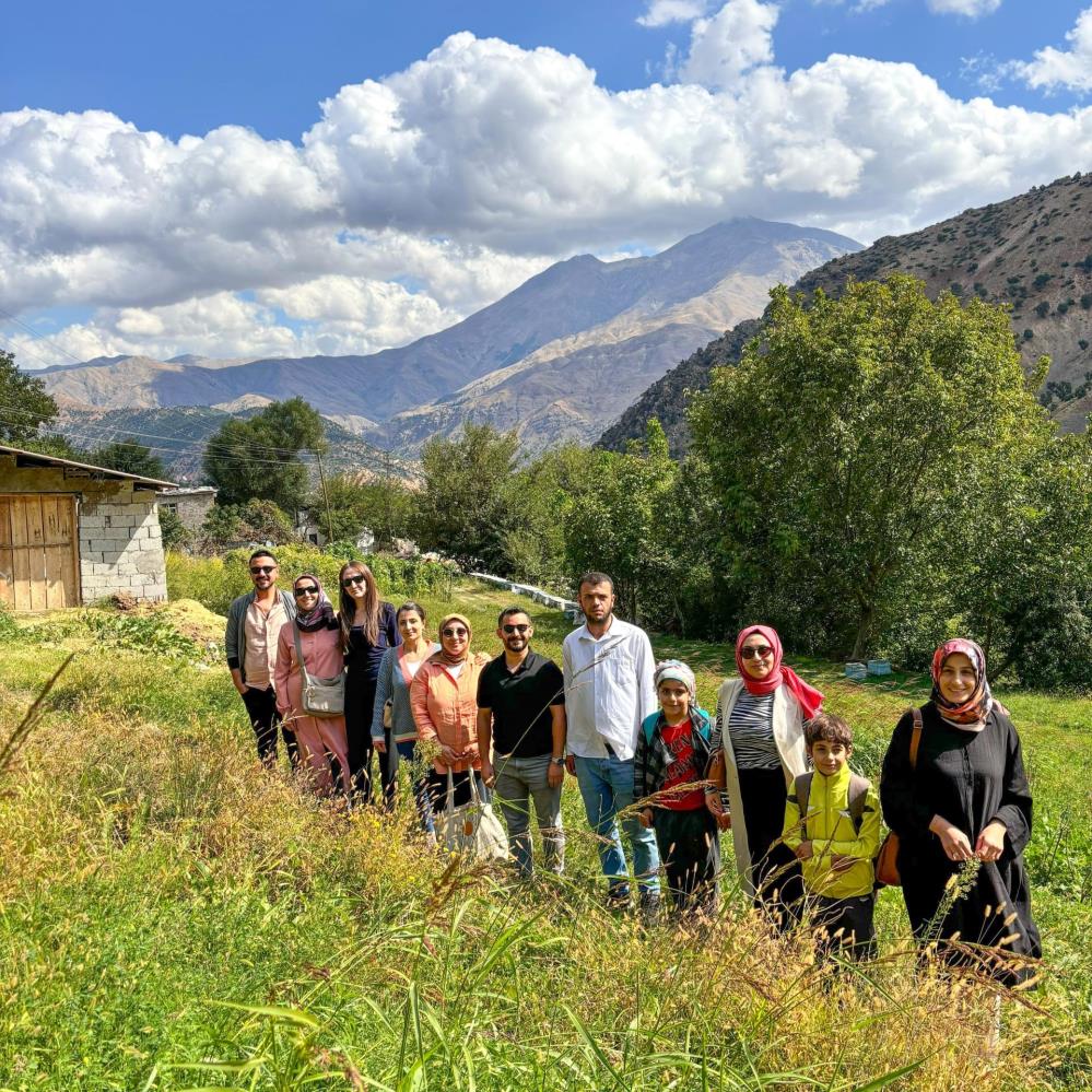 Fedakar Öğretmenler Köy Köy Dolaşarak Öğrencilerinin Okula Devamını Sağlıyor