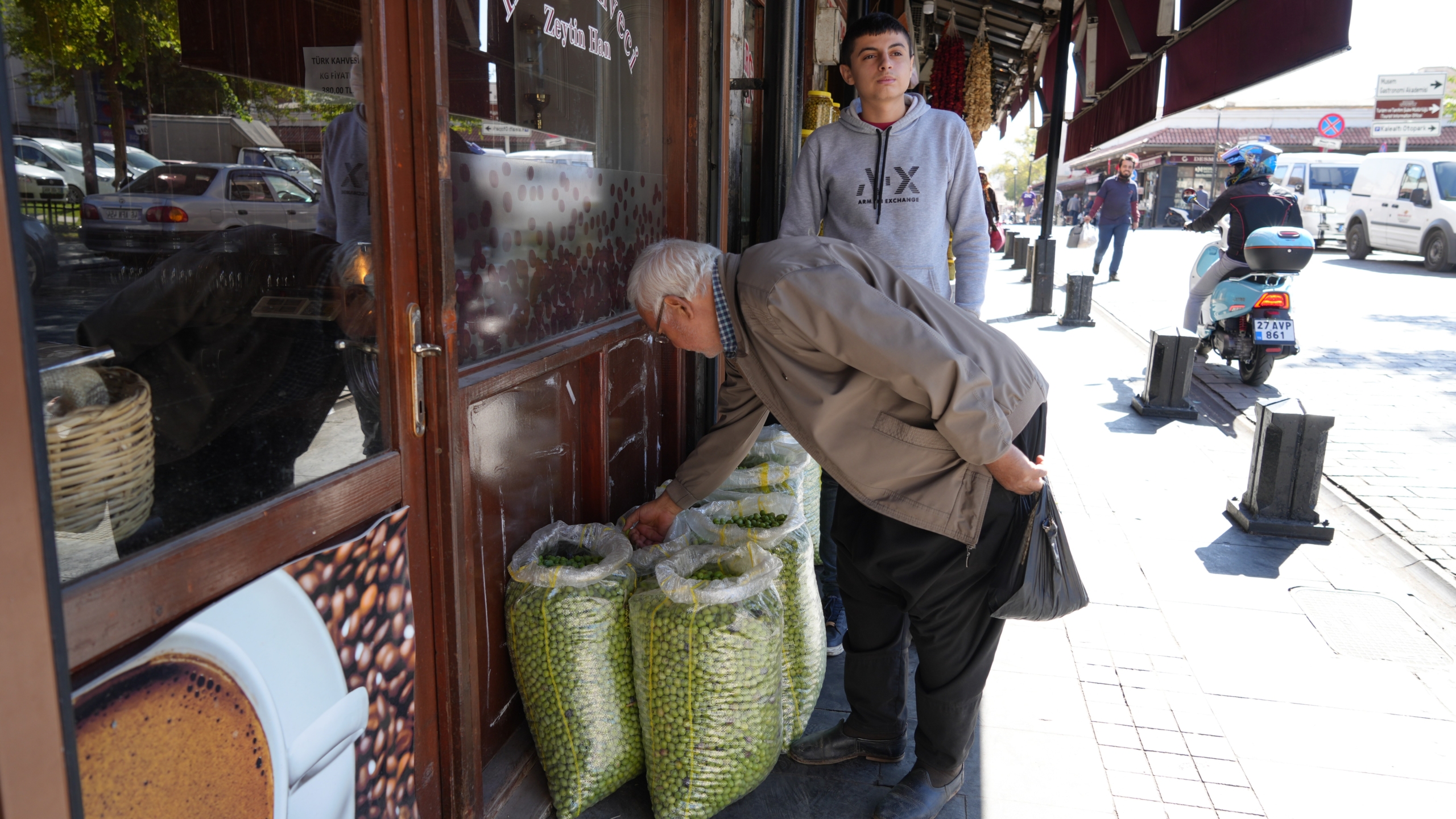 Yeşil Zeytinler Tezgaha İndi