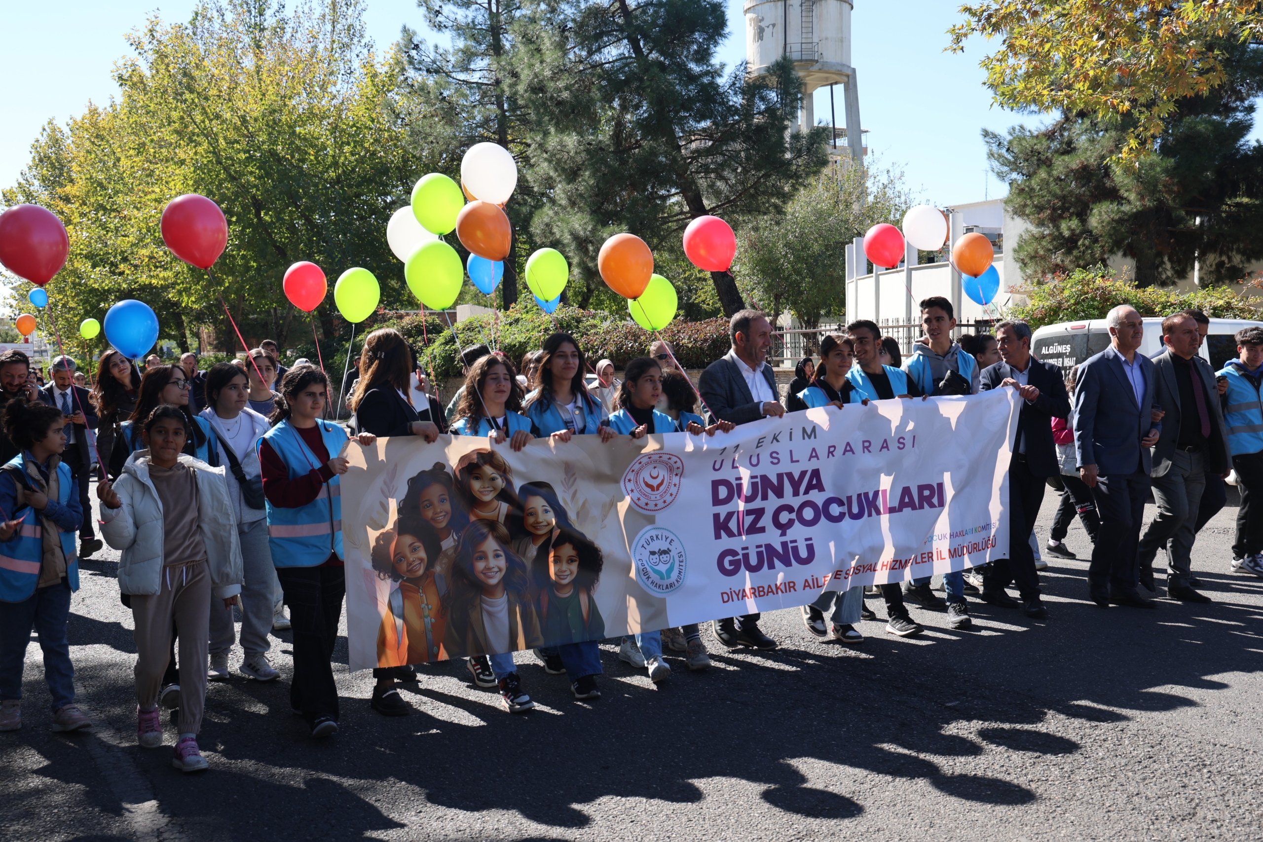 100 Kız Çocuğu Farkındalık İçin Yürüyüş Yapıp Gökyüzüne Balon Bıraktı