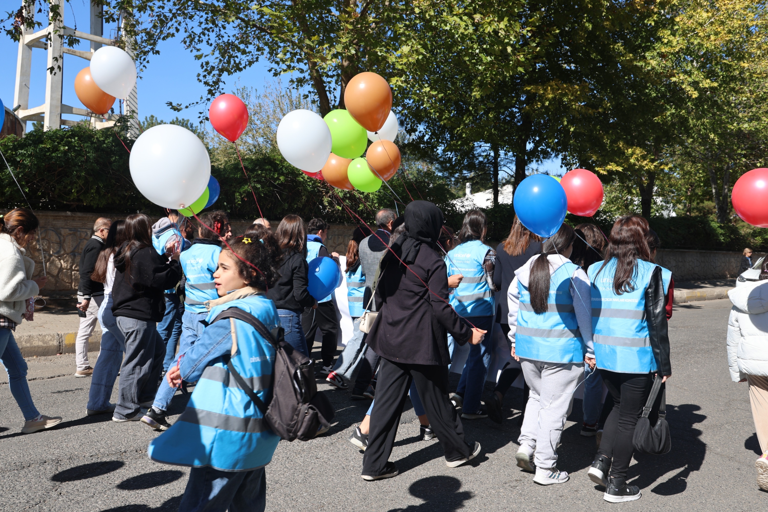 100 Kız Çocuğu Farkındalık İçin Yürüyüş Yapıp Gökyüzüne Balon Bıraktı