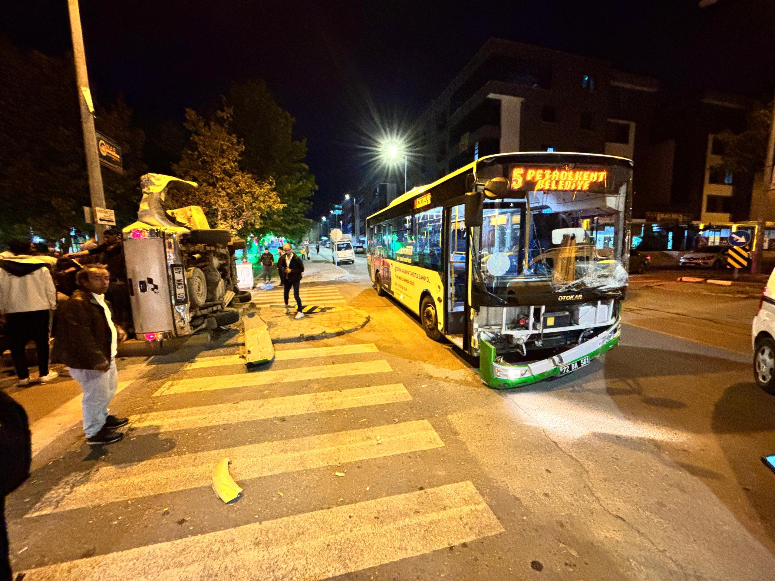 Yolcu Otobüsü İle Pikap Çarpıştı: 6 Yaralı