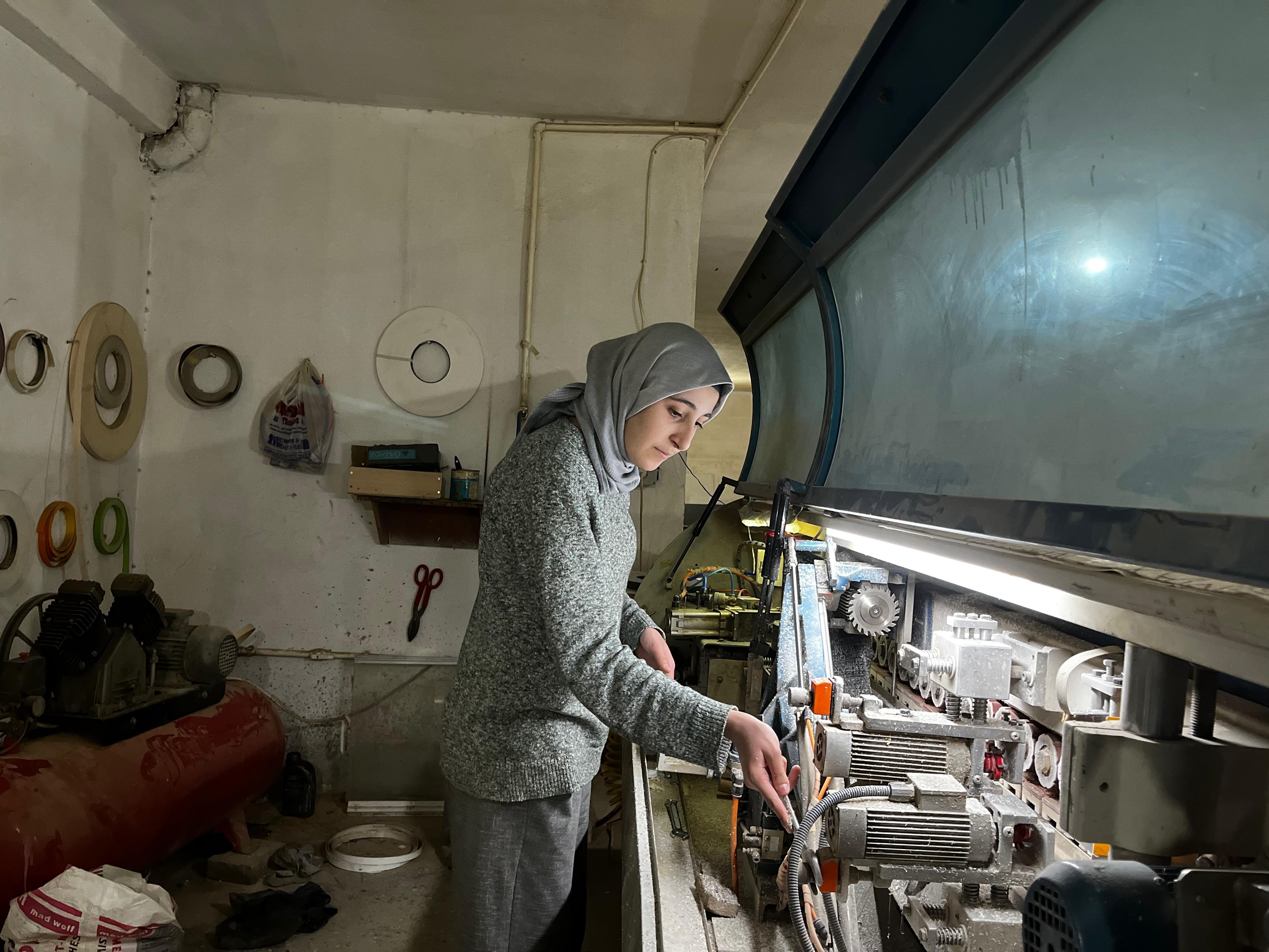 17 Yaşındaki Sima 10 Yıldır Baba Mesleğini Öğreniyor