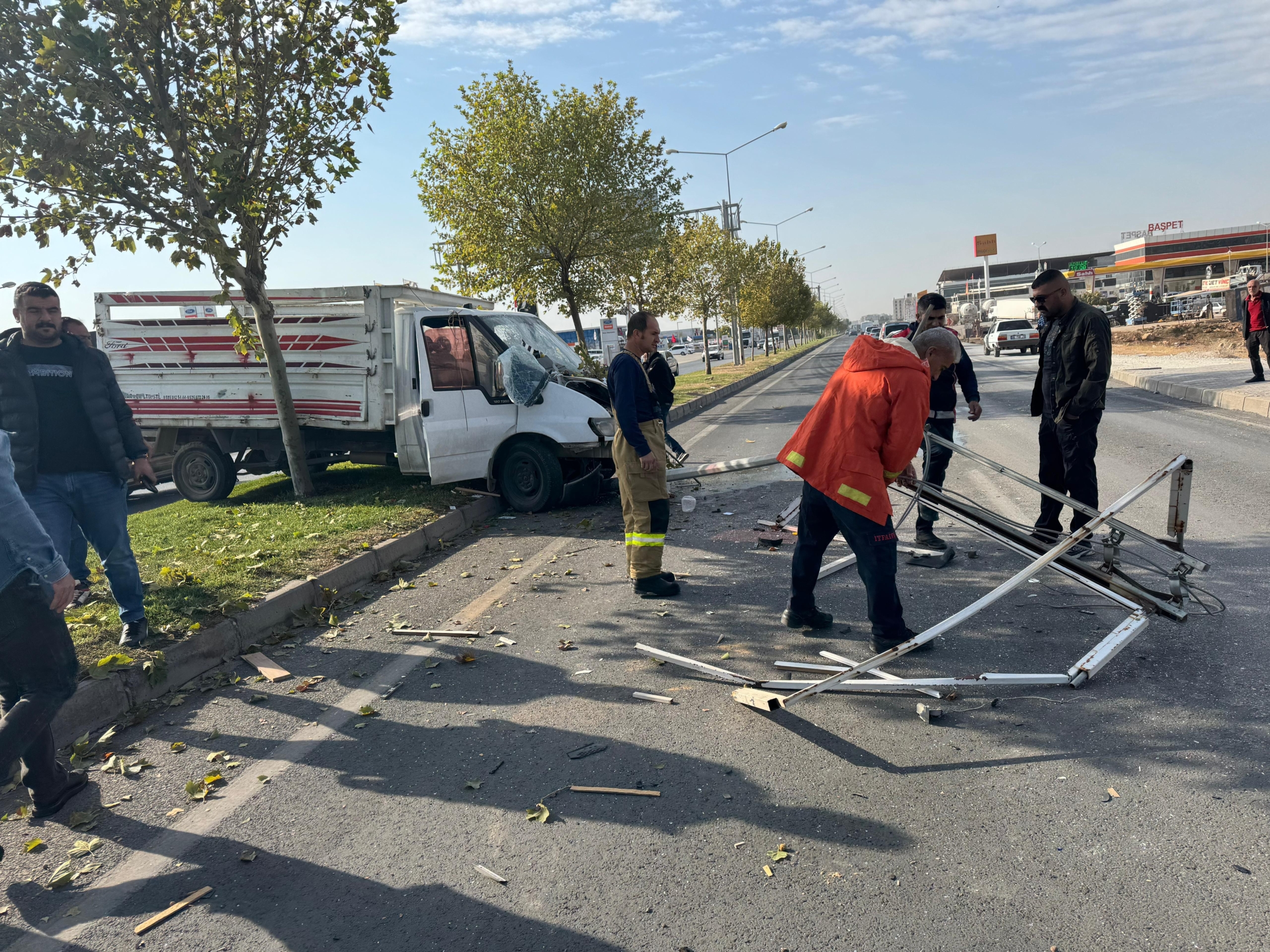 Sürücüsünün Direksiyon Hakimiyetini Kaybettiği Kamyonet Elektrik Direğine Çarptı