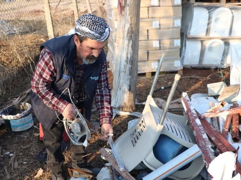 Hurda Geliriyle Sokak Hayvanlarını Besliyor